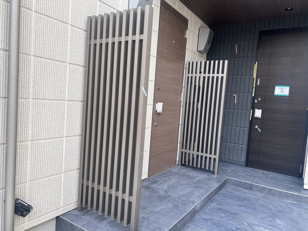 マンションのスクリーンフェンス施工途中