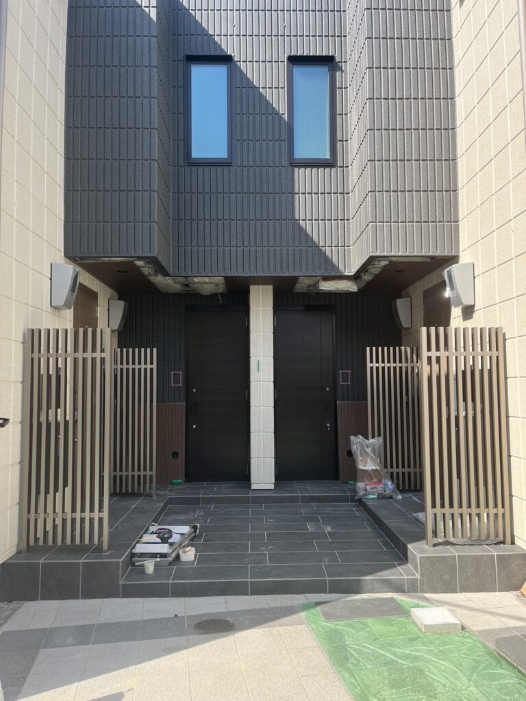 マンションのスクリーンフェンス完成後